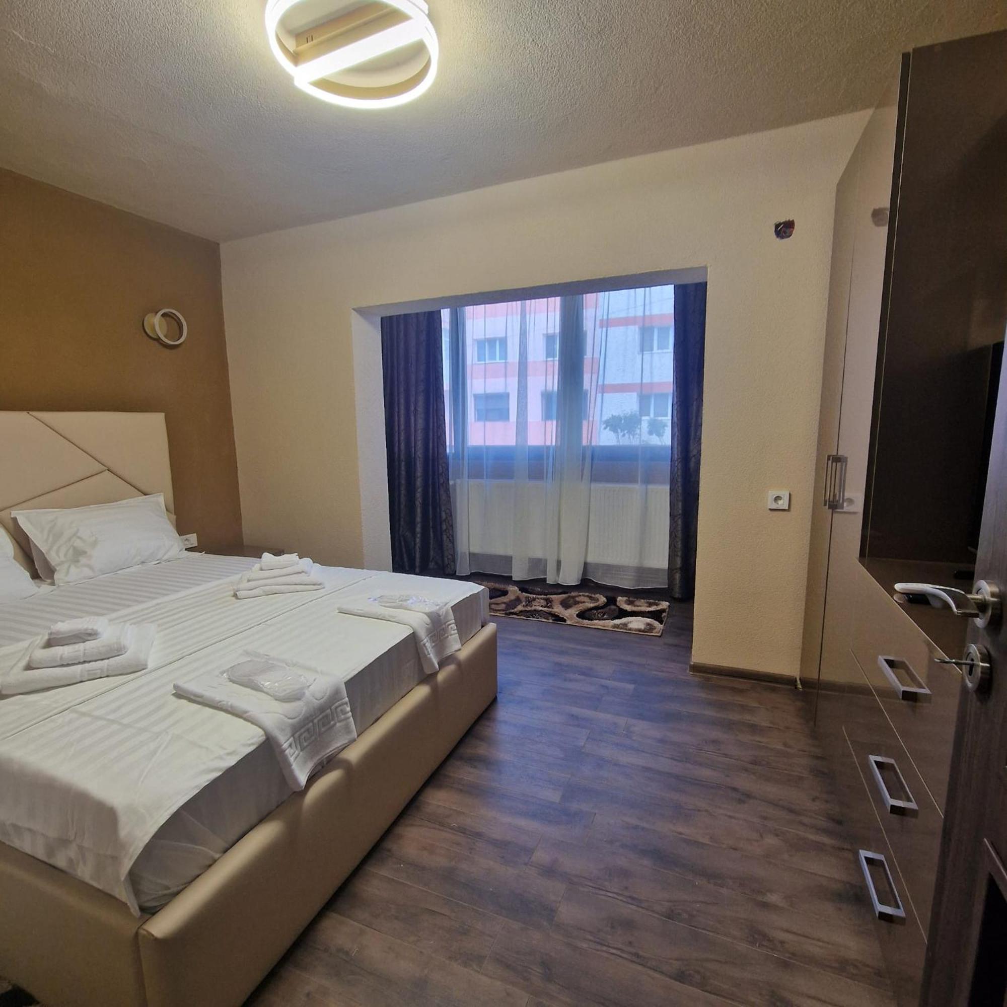 Apartament Iulius 3 Manastire คูร์ตา เด อาร์เจช ภายนอก รูปภาพ